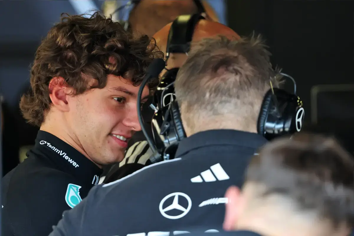 Rokende Mercedes zet WK-leider Antonelli al vroeg aan de kant