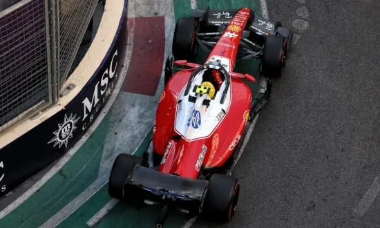 Hamilton vraagt Ferrari op teamradio: ‘Keek er niemand mee?’ bij safety car in Baku