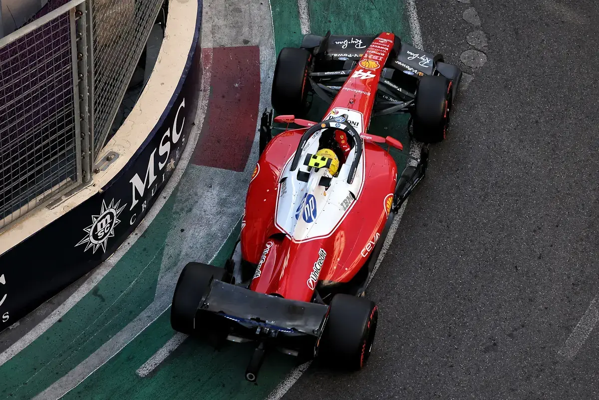 Hamilton vraagt Ferrari op teamradio: 'Keek er niemand mee?' bij safety car in Baku