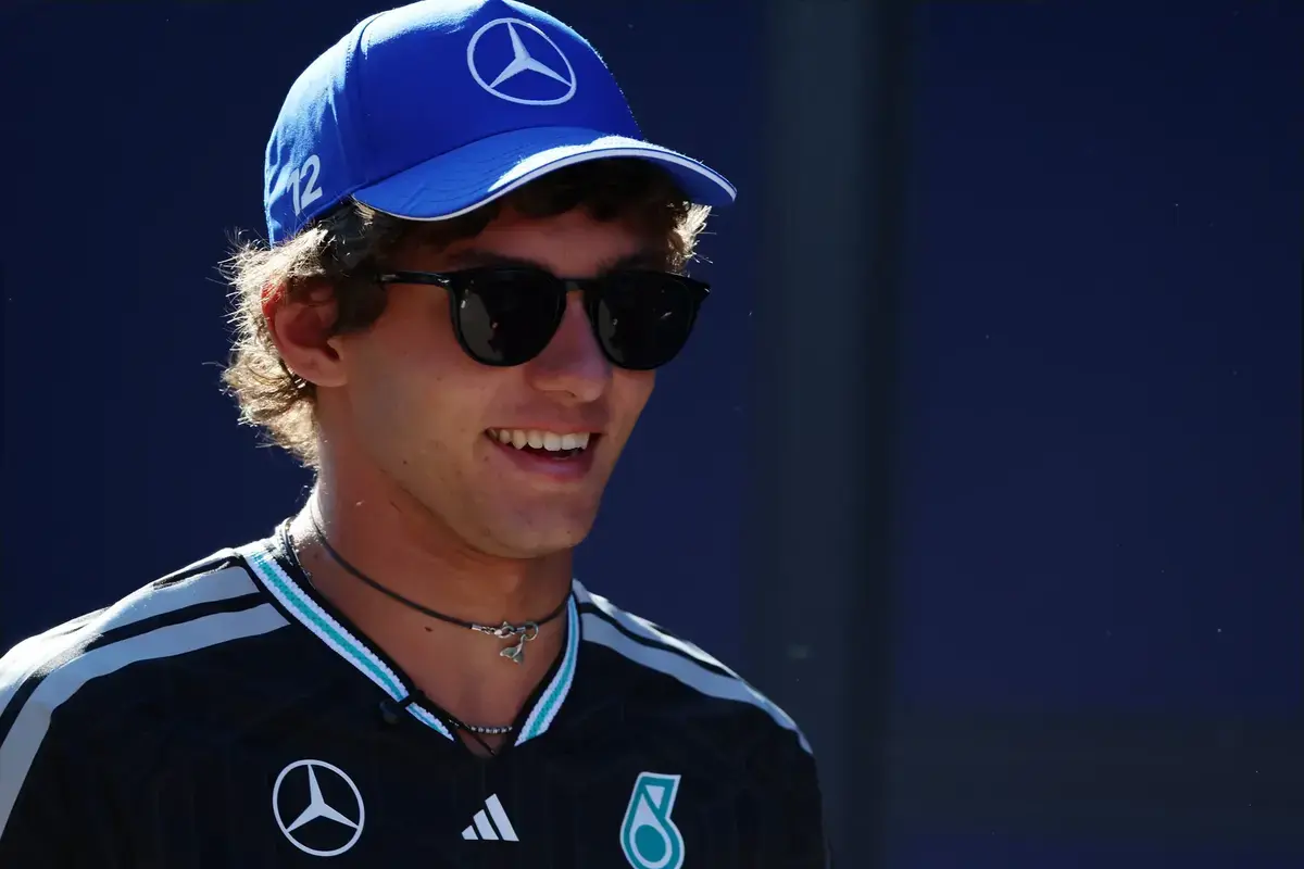 Mercedes laat Antonelli Russell slepen in VT3 op Monza, bijna-crash Hamilton en Verstappen