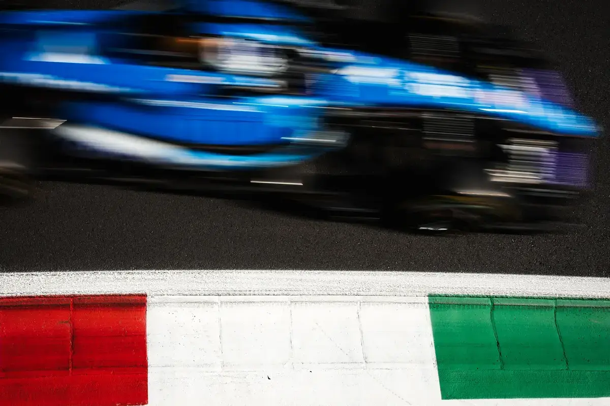 Albon krijgt reprimande, Sainz ontloopt straf na onderzoek dubbelgeel Monza