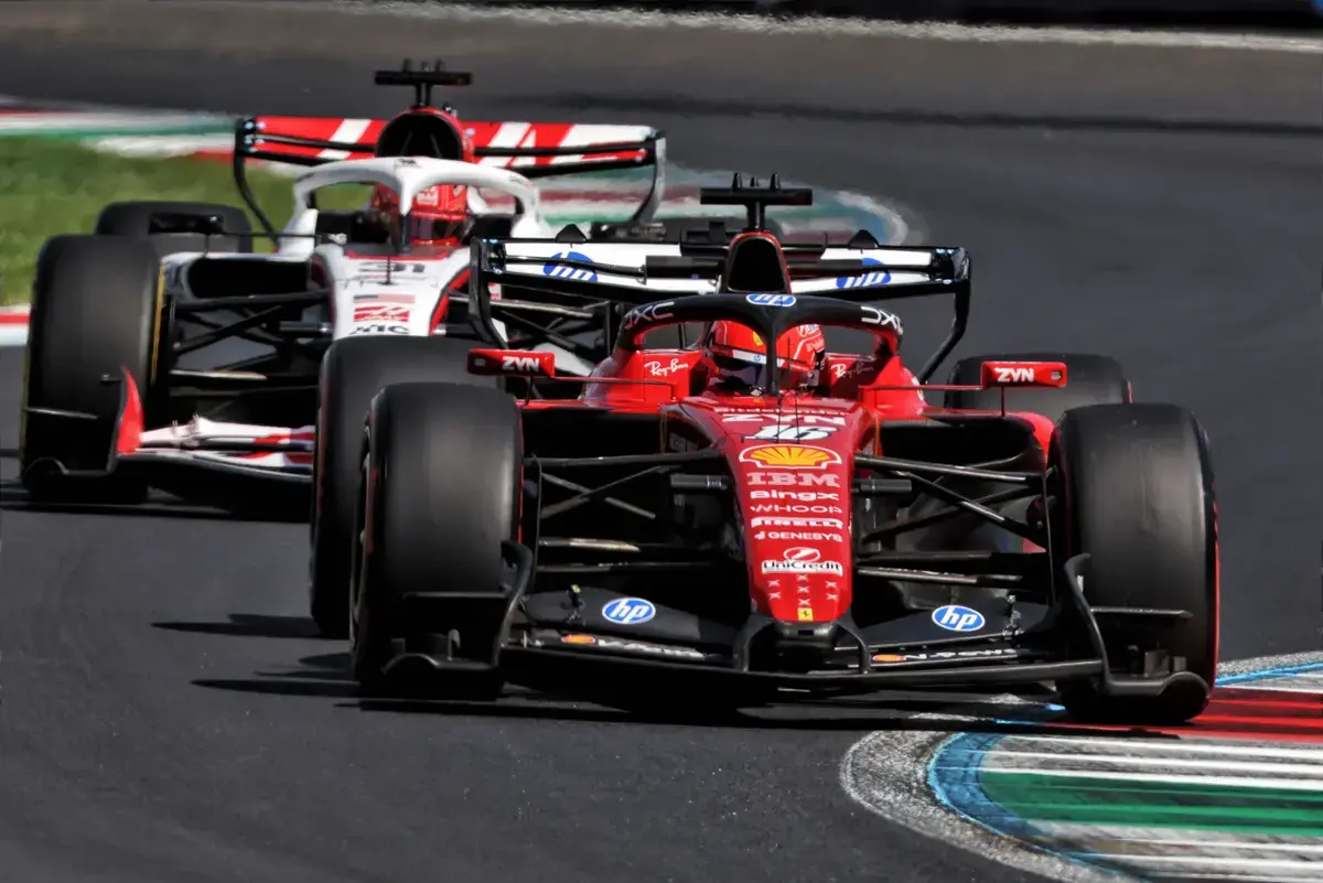 Charles Leclerc crasht hard bij GP Italië op Monza, race stilgelegd met rode vlag