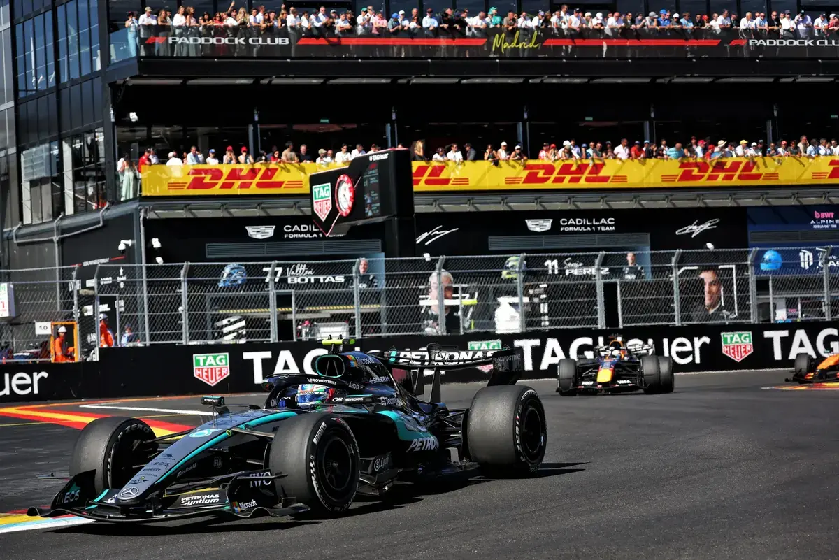 Uitslag Spaanse GP: Antonelli wint in Madrid, Verstappen knap tweede