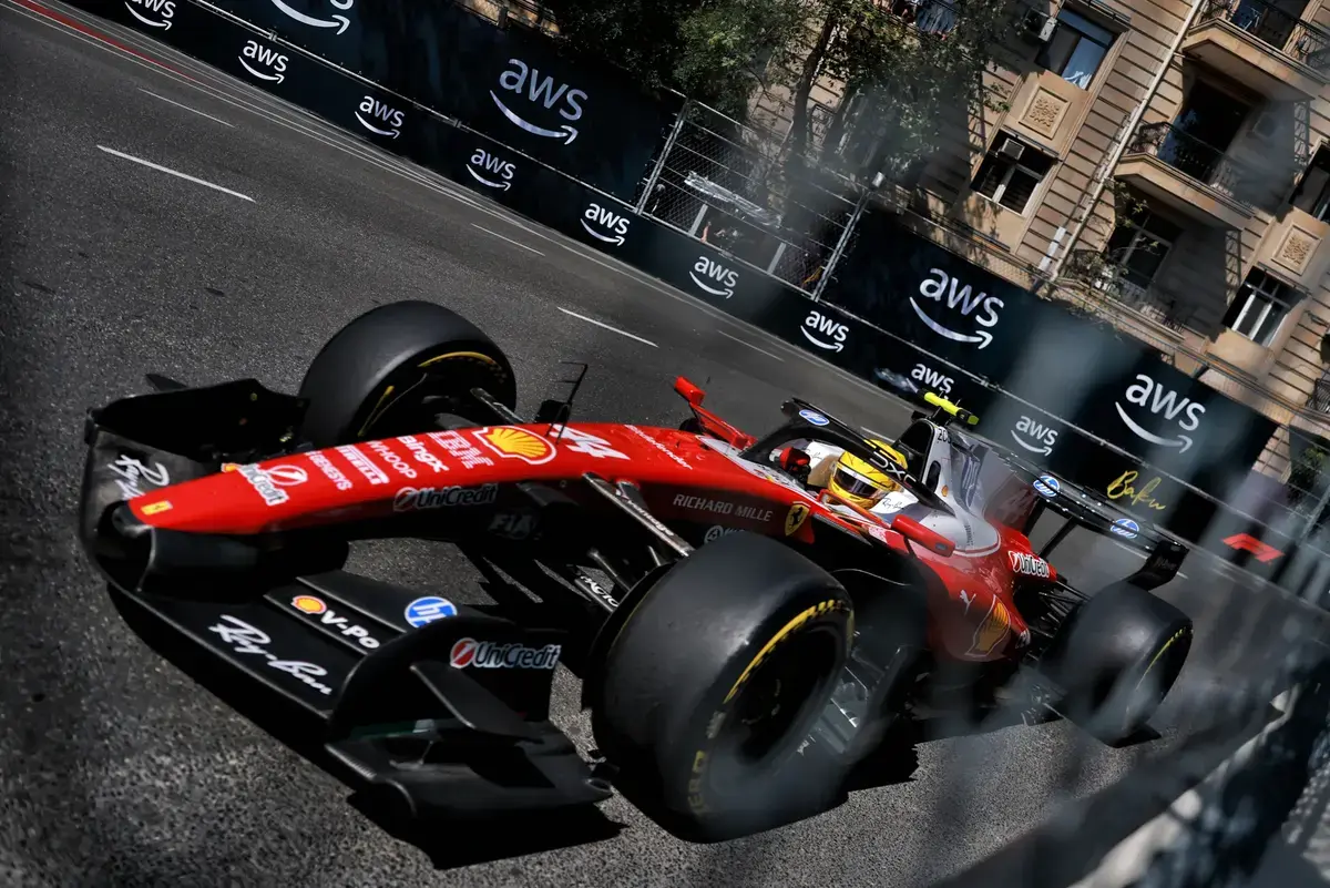 Stewards onderzoeken Hamilton na hinderen van Lawson in Bakoe