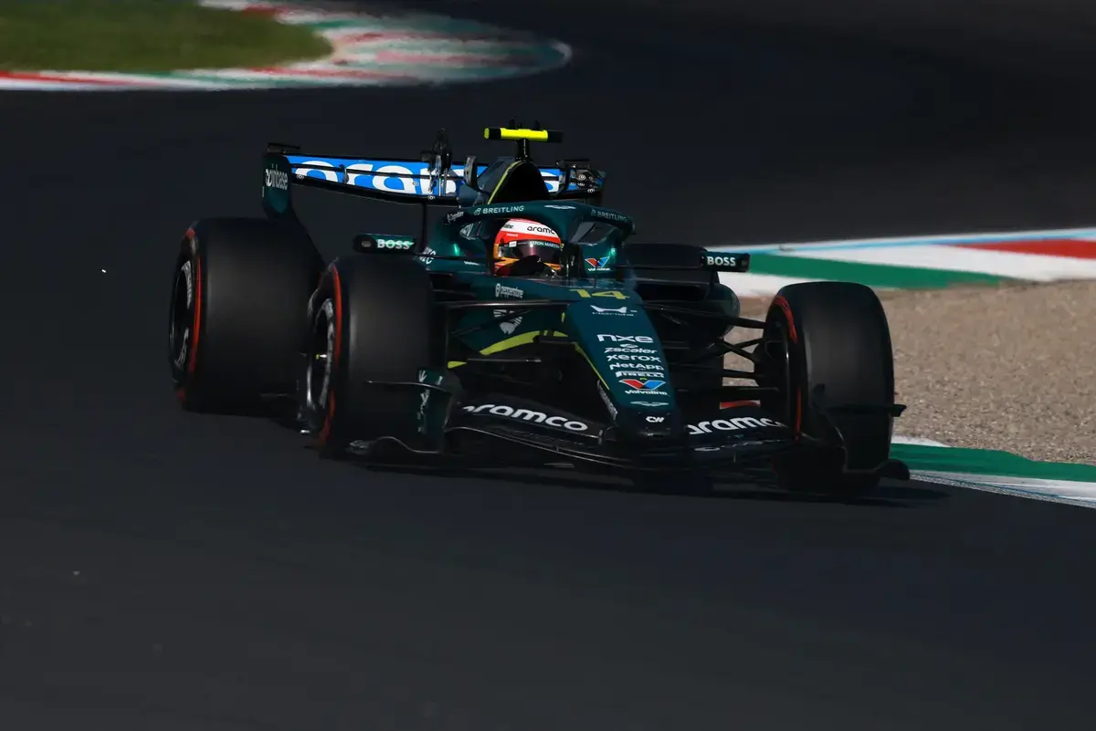 Alonso en Lawson starten GP Italië vanuit de pitstraat na parc fermé-overtreding