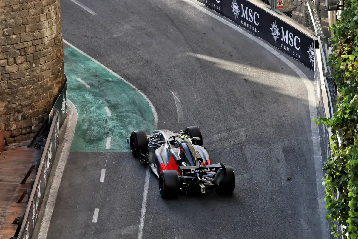 Verwarring om safety car-borden redt Bortoleto niet van straf in Baku