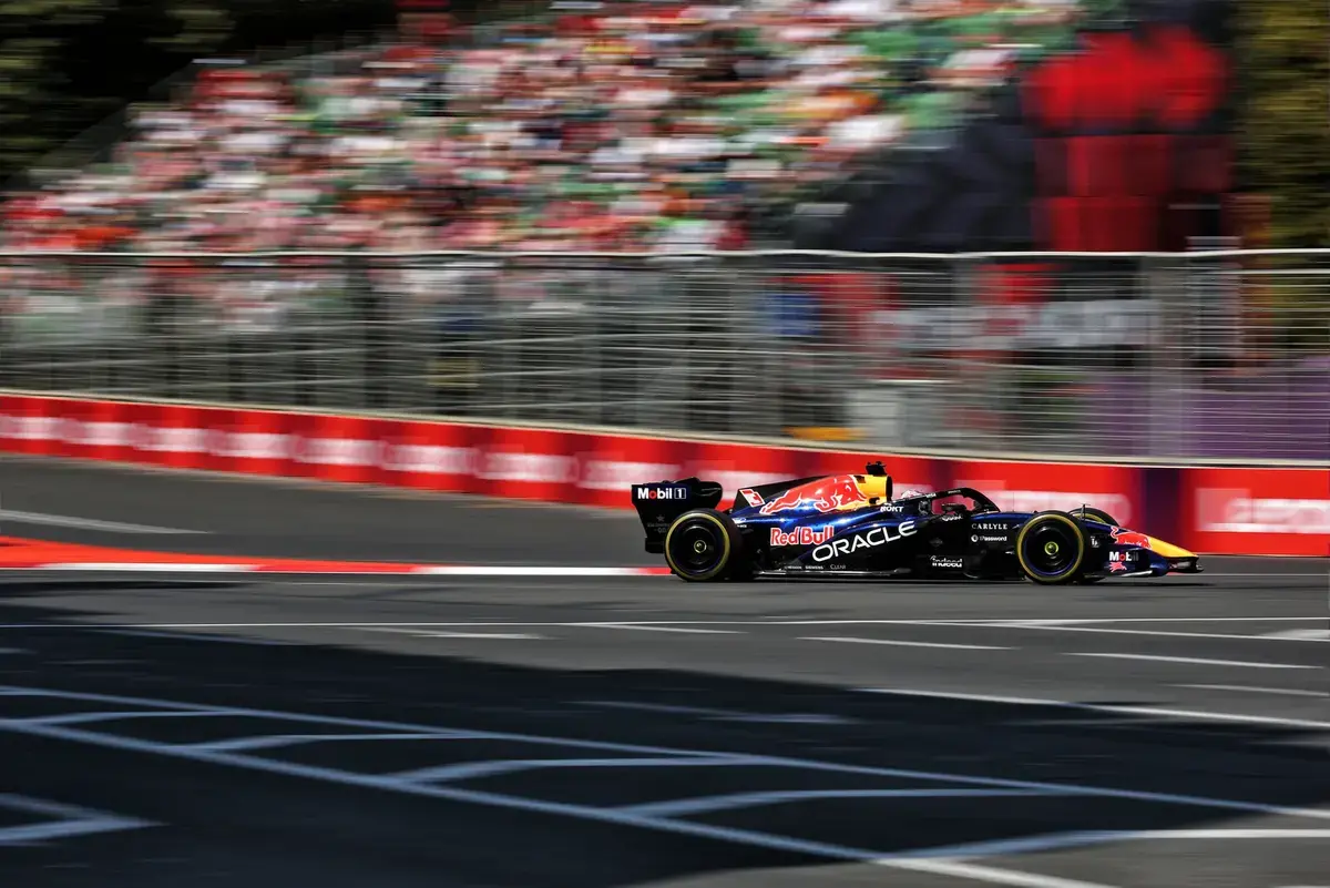 Uitslag VT3 Azerbeidzjan GP: Verstappen verrast Russell in slotminuten