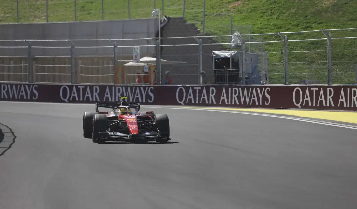 Hamilton ontkent geruchten over personeelswissels bij Ferrari