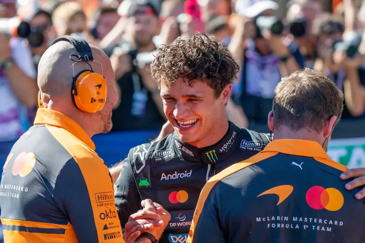 Startgrid Spaanse GP: Bearman uit pitstraat, Norris op pole