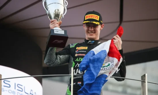 F2 Monza: Dürksen wint, auto vliegt in brand, Van Hoepen puntloos