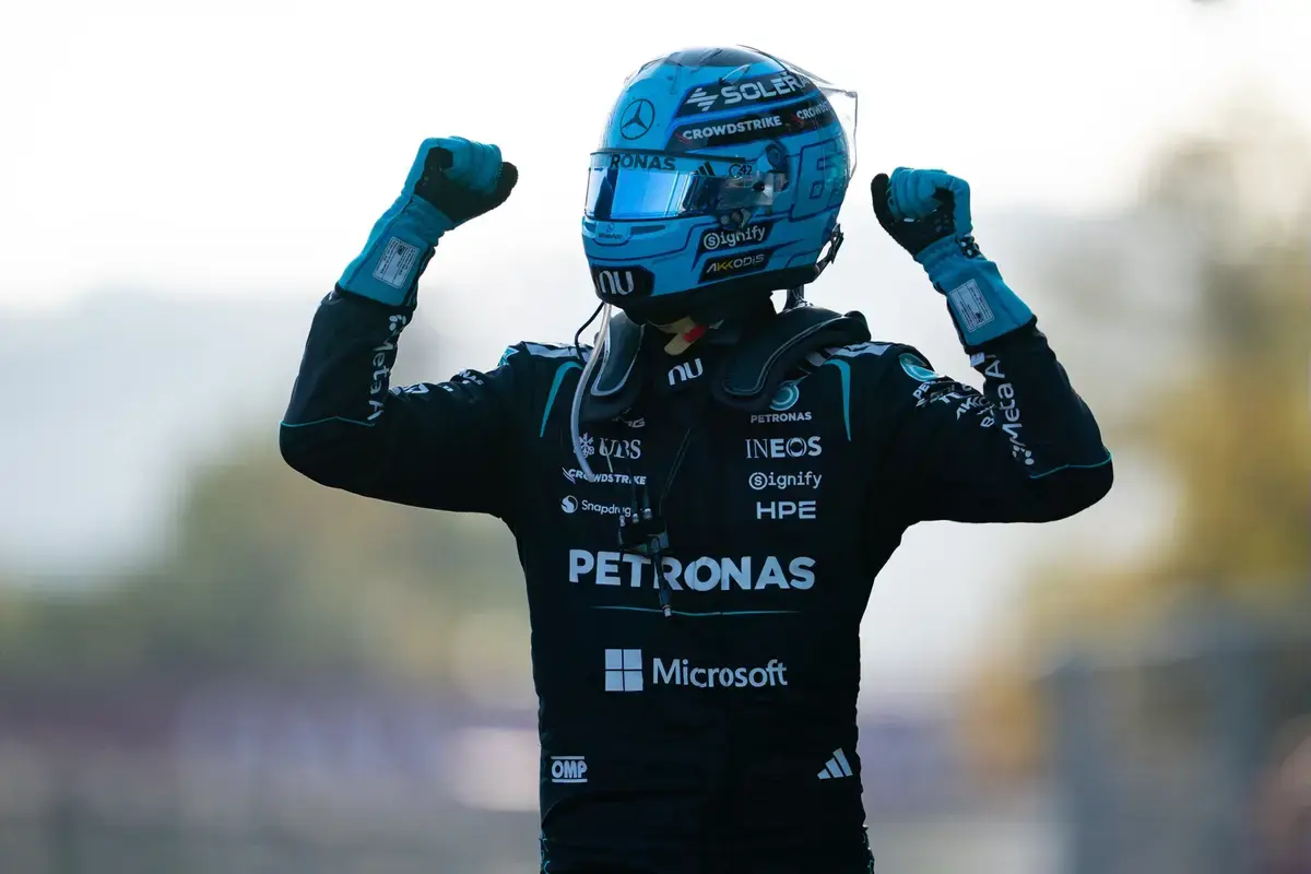 Russell houdt Verstappen af bij chaotische herstart in Baku, Colapinto crasht in Gasly en Norris