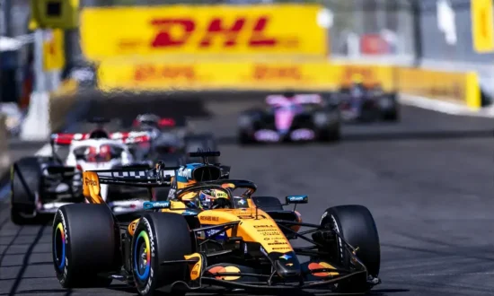 Newey bekijkt McLaren van Piastri terwijl Aston Martin achterblijft in Madrid