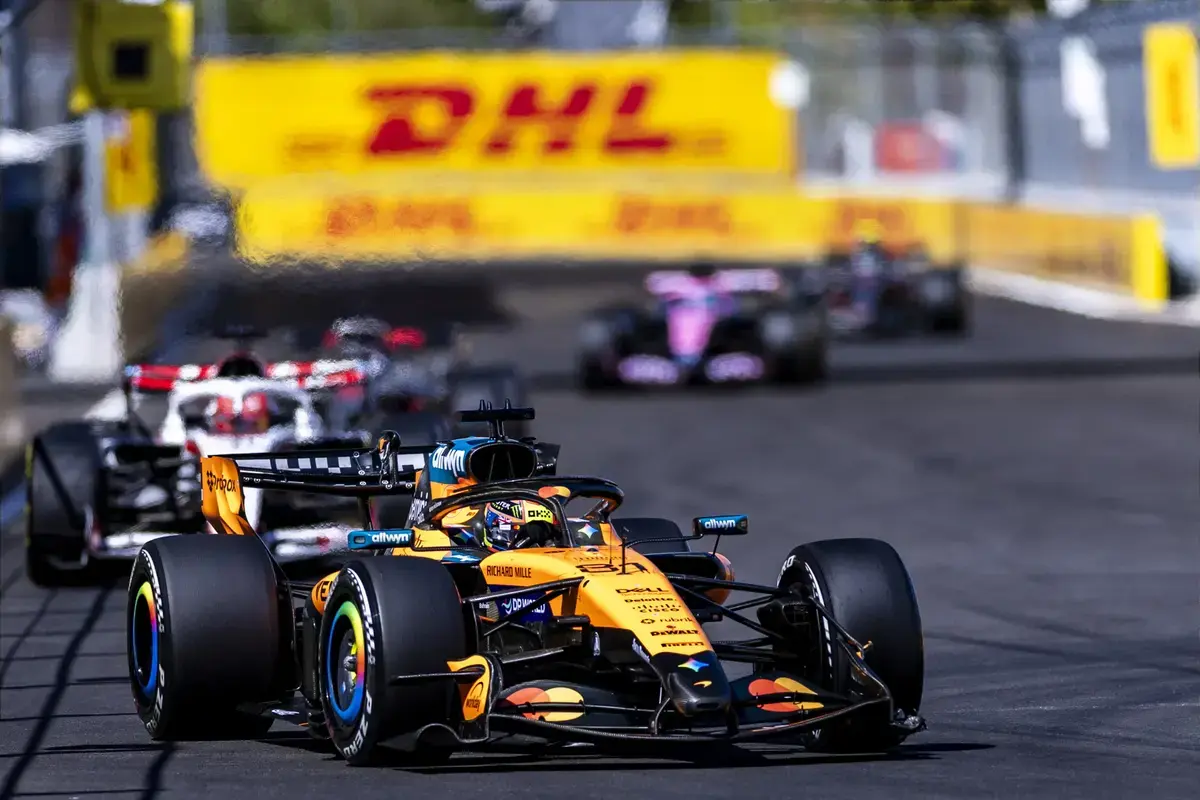 Newey bekijkt McLaren van Piastri terwijl Aston Martin achterblijft in Madrid