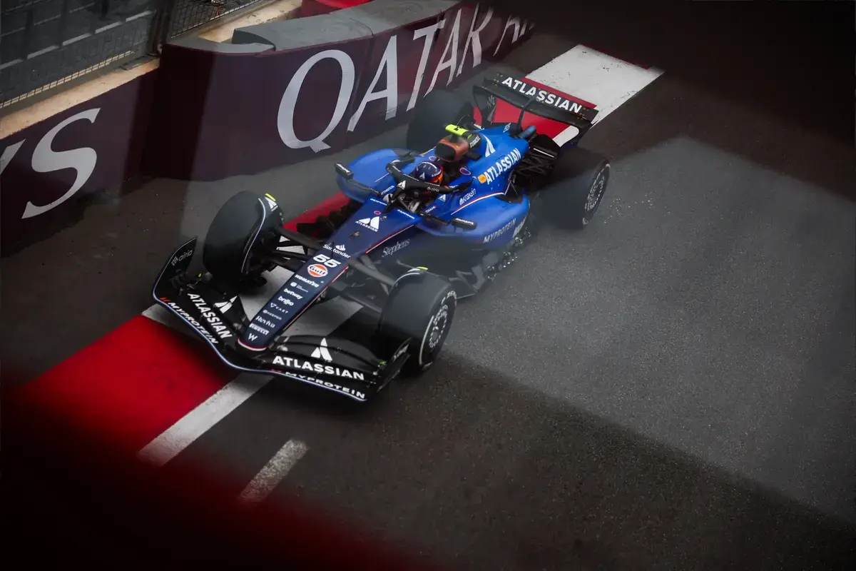 Sainz' Williams vat vlam in Baku na golf van remklachten in eerste training