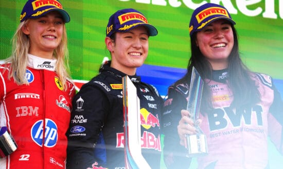 Alba Larsen is de eerste die een derde seizoen in de F1 Academy rijdt