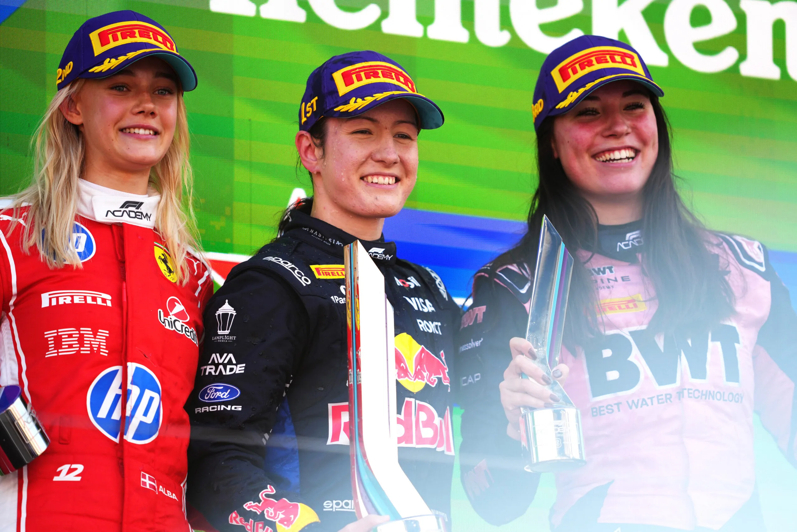 Alba Larsen is de eerste die een derde seizoen in de F1 Academy rijdt
