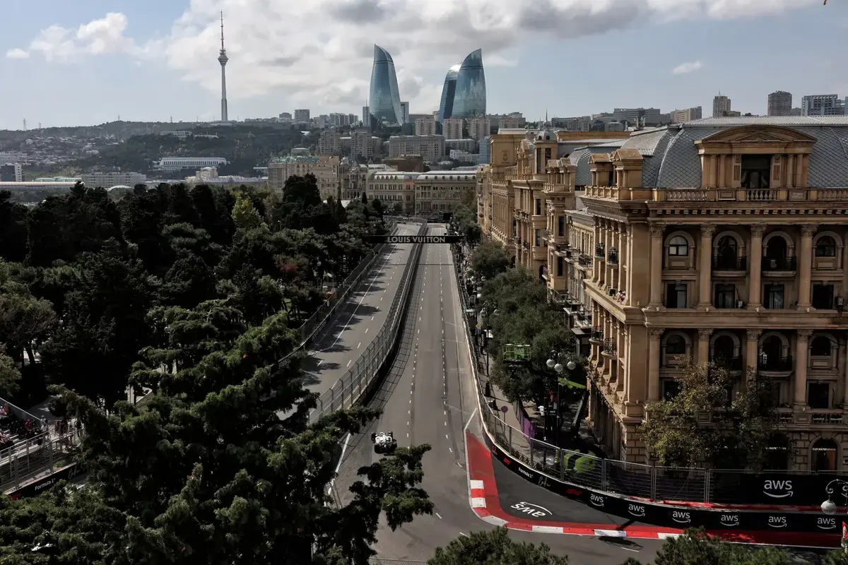 Bottas fietst 419,67 kilometer van Kuala Lumpur naar Singapore voor de Grand Prix