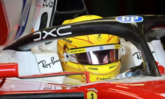 Hamilton start in Sepang naast Verstappen na late wijziging aan zijn Ferrari