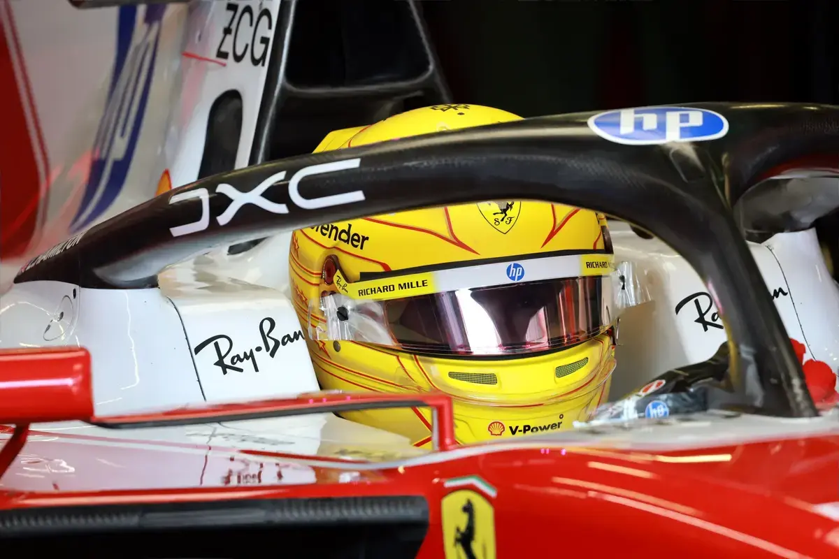 Hamilton start in Sepang naast Verstappen na late wijziging aan zijn Ferrari