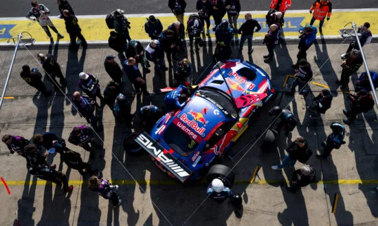 Verstappen rijdt in de GT World Challenge van P24 naar P9 na een straf voor Lulham