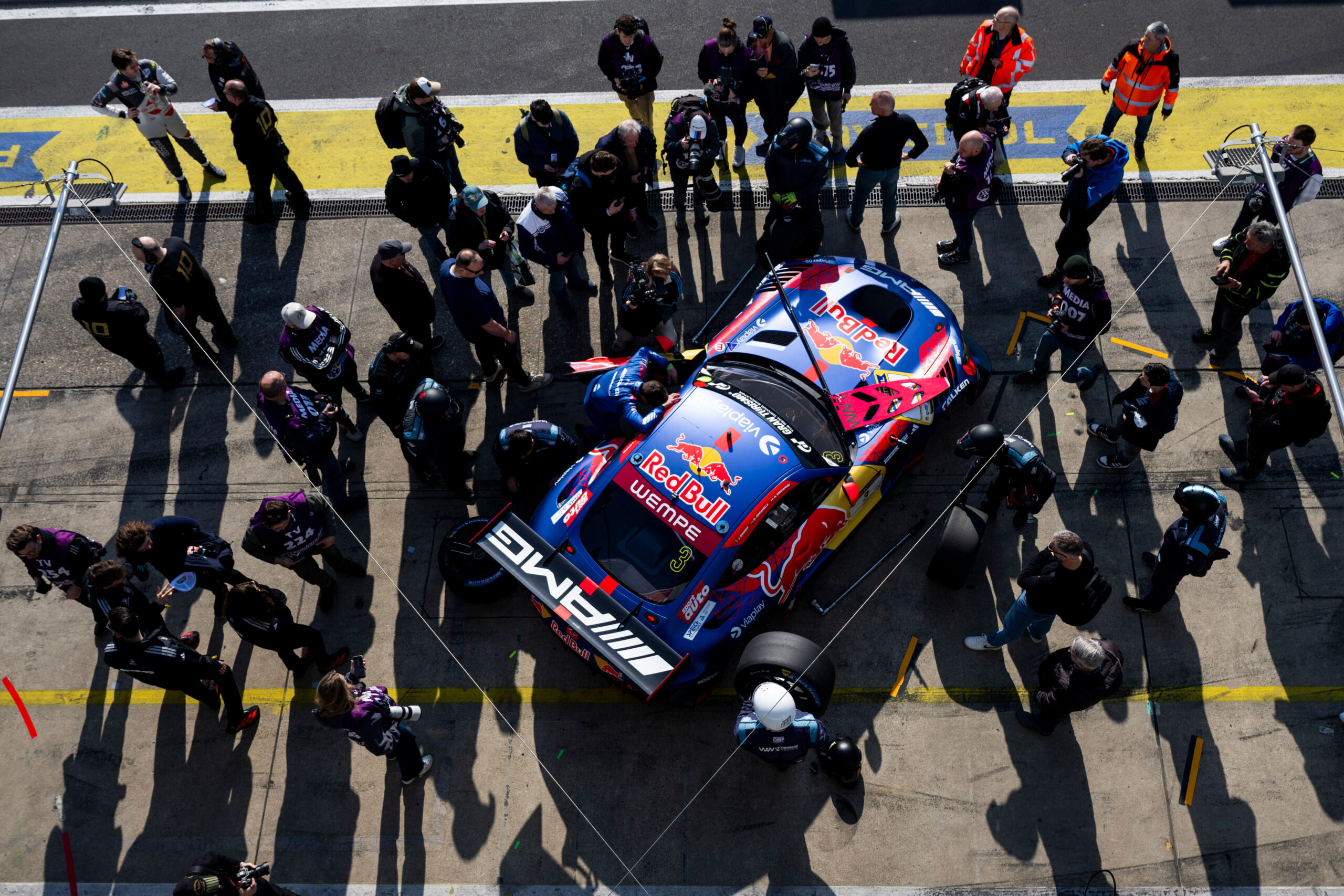Verstappen rijdt in de GT World Challenge van P24 naar P9 na een straf voor Lulham