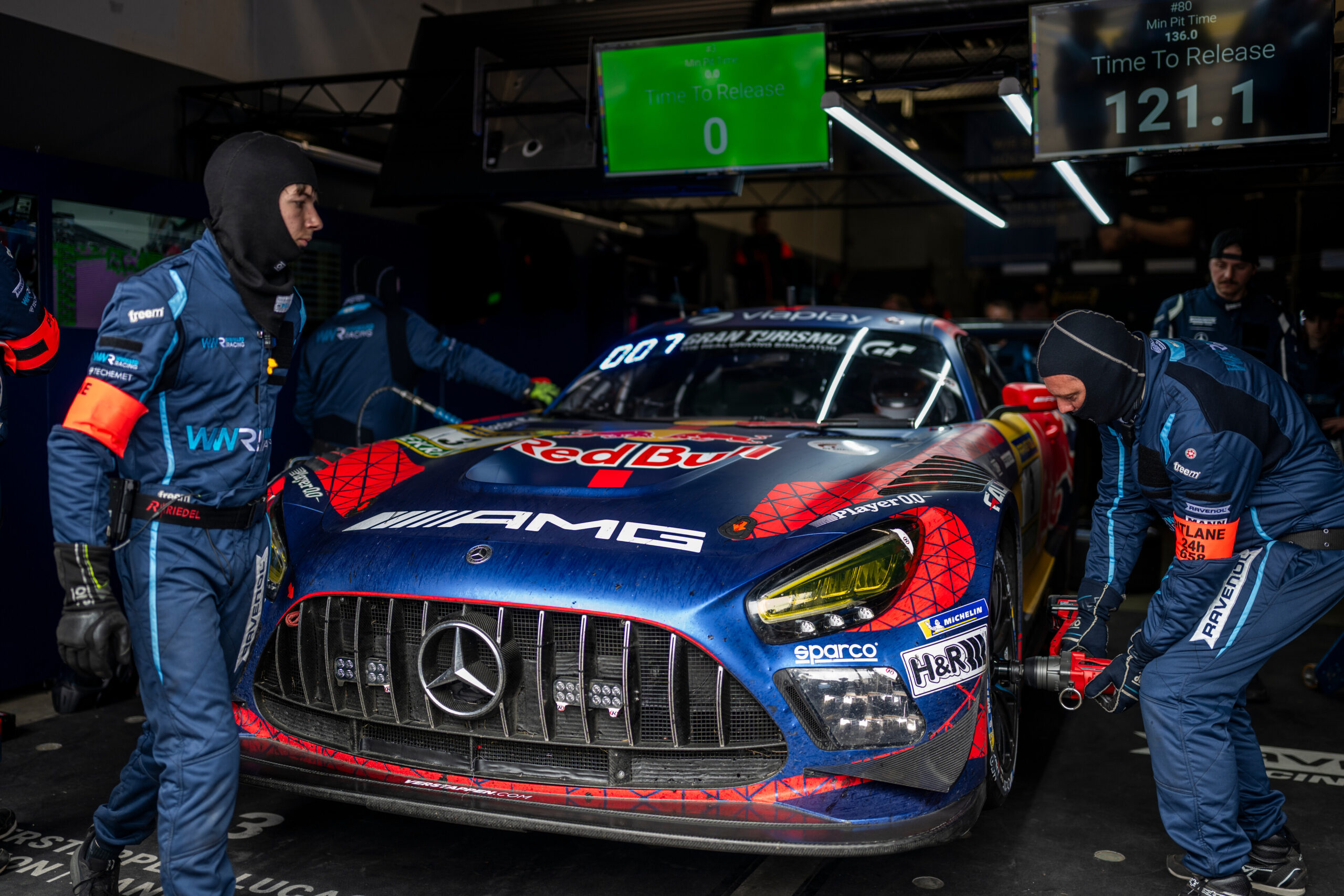 Verstappen start de GT World Challenge op Portimão als vijftiende na problemen met zijn Mercedes