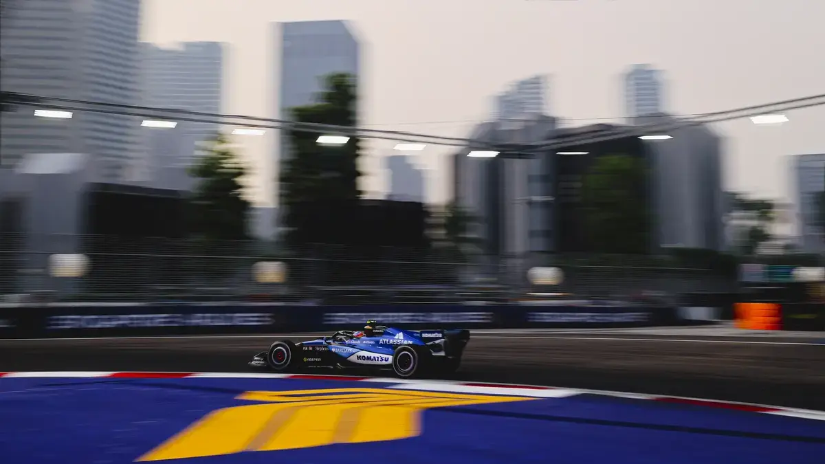 Sainz start sprint in Singapore vanuit de pit lane na wijziging aan de suspensie