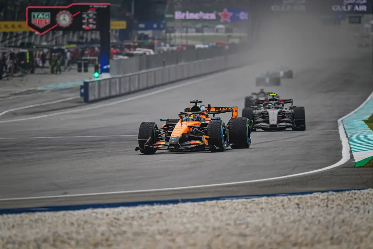Piastri valt uit na botsing met teamgenoot Norris in de sprint van Singapore