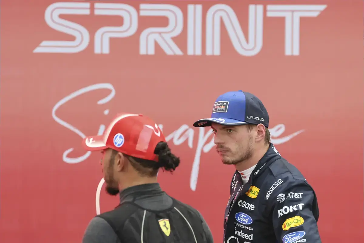 Verstappen wint in Singapore zowel de sprint als de Grand Prix