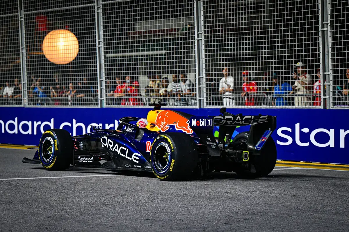 Regen zorgt voor uitstel van de eerste sprintrace in Singapore, FIA meldt veel water op de baan