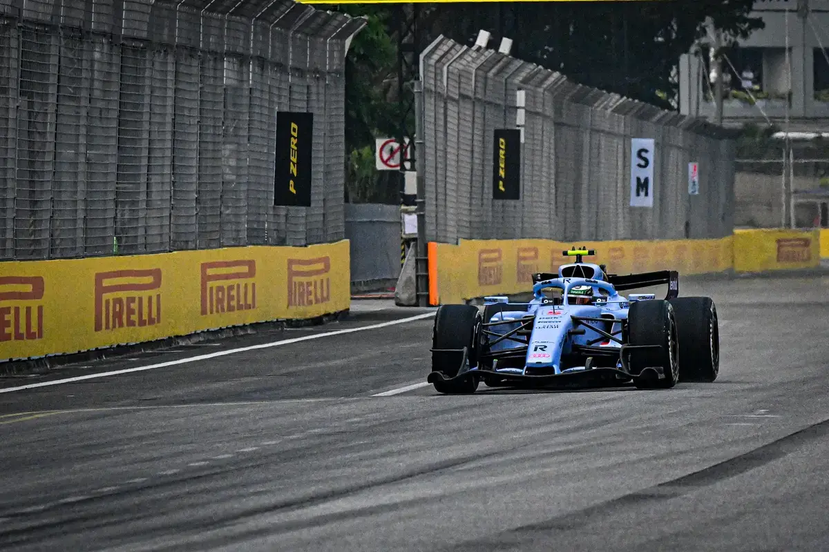Kettingbotsing in sprint van Singapore: stewards geven Albon, Bortoleto en Bottas geen straf