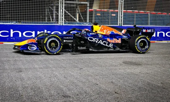 Uitslag sprint Singapore: Verstappen wint, Hamilton tweede en Leclerc derde