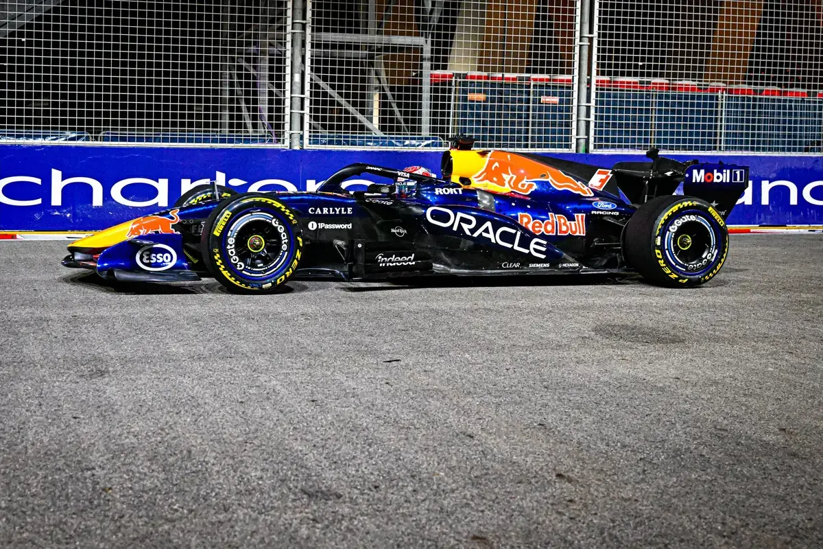 Uitslag sprint Singapore: Verstappen wint, Hamilton tweede en Leclerc derde