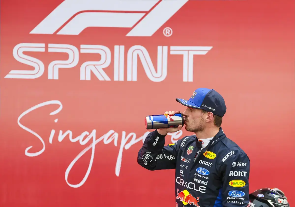 Verstappen wint de GP Singapore voor Leclerc en Antonelli