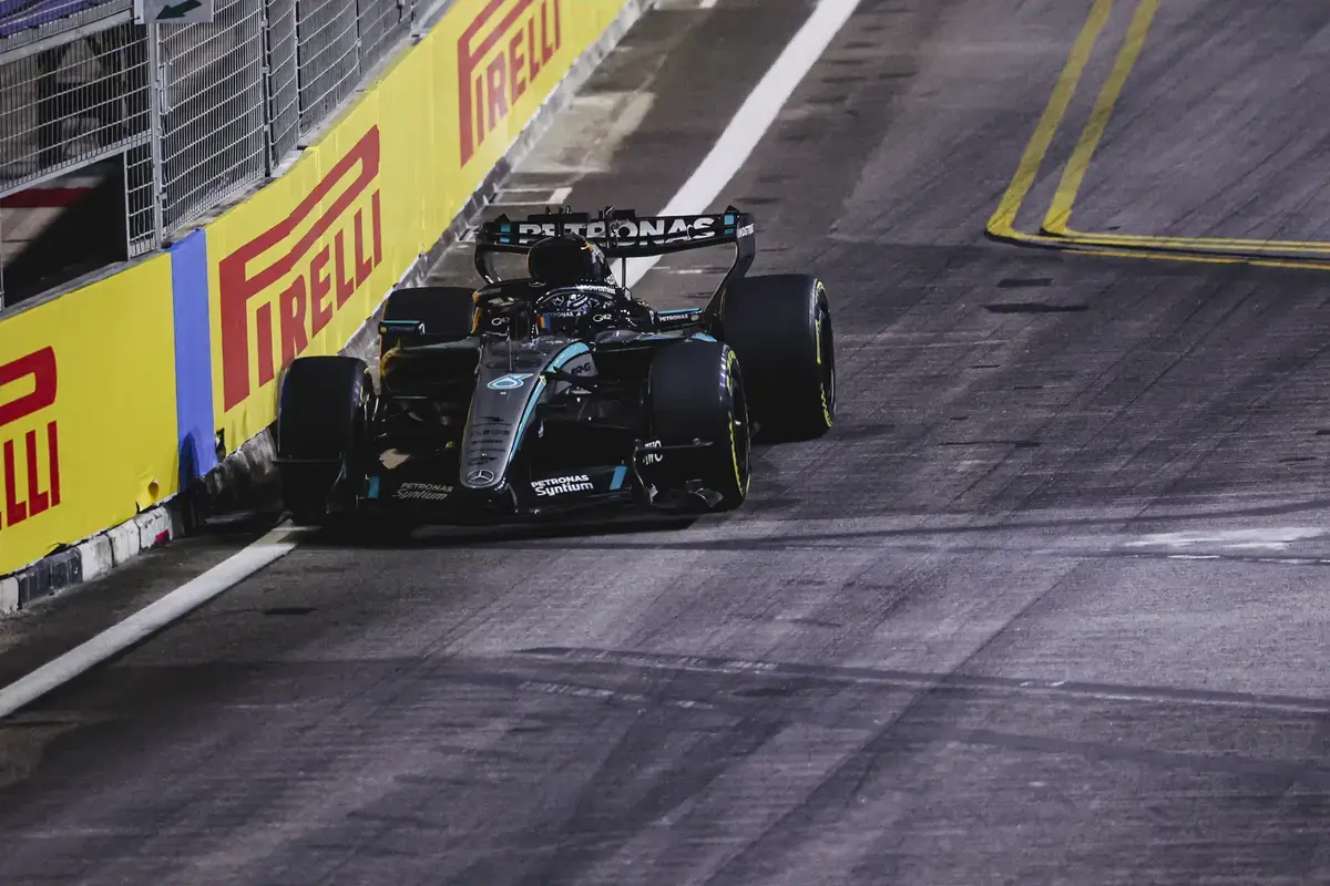 Sprint Singapore: Russell neemt de leiding van Verstappen en crasht daarna tegen de pit wall