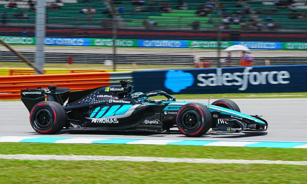 Mercedes neemt oude onderdelen mee naar Singapore voor vergelijking met de upgrade
