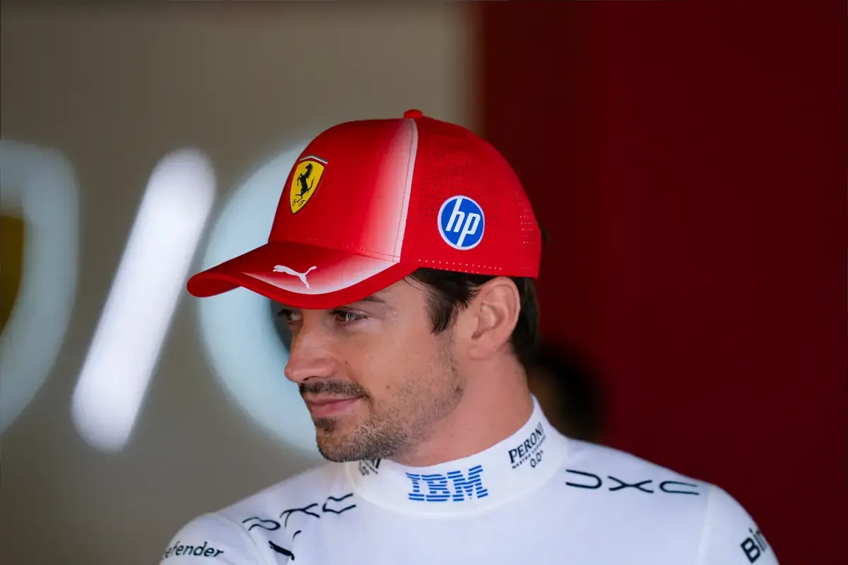Uitslag VT2 GP Bahrein 2026: Leclerc snelste, Verstappen vierde