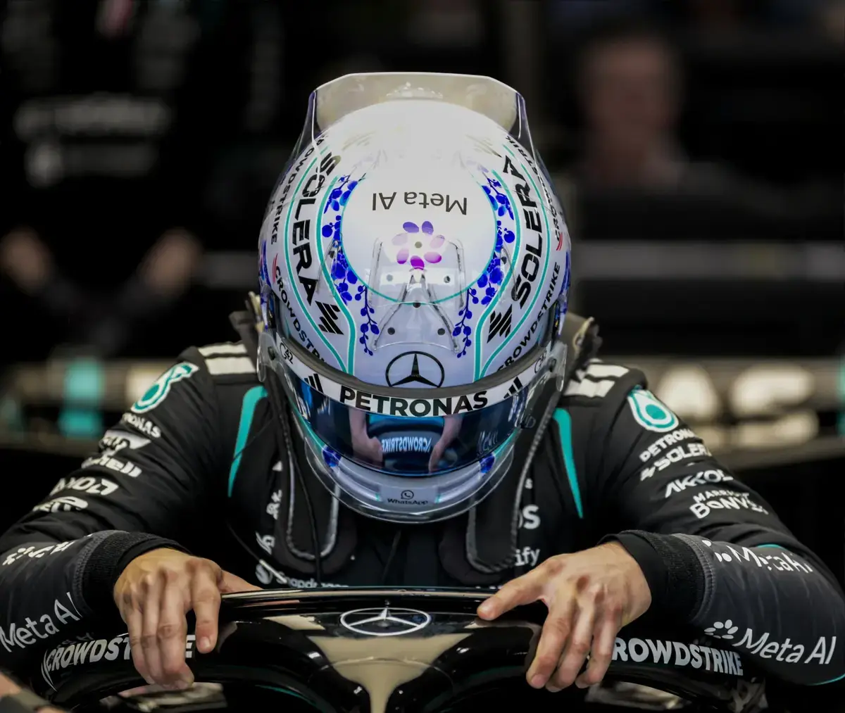 Russell loopt in Singapore vast na gridstraf van 60 plaatsen, Antonelli pakt een podium