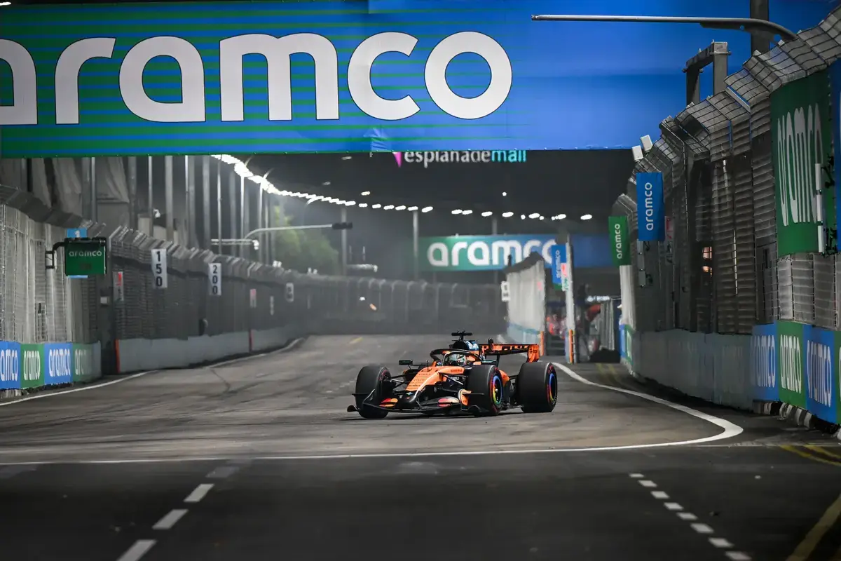 Lekke band voor Piastri in Singapore, maar toch P5 na inhaalactie op Hamilton