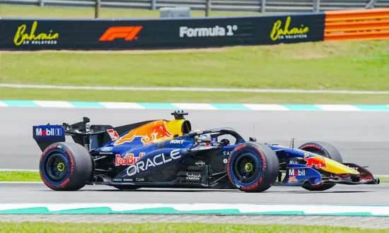 Uitslag GP Bahrein 2026: Verstappen wint op Sepang, Antonelli tweede en Hamilton derde