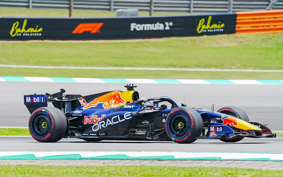 Uitslag GP Bahrein 2026: Verstappen wint op Sepang, Antonelli tweede en Hamilton derde