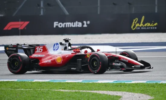 Leclerc draagt in Singapore een zwart racepak in plaats van Ferrari-rood