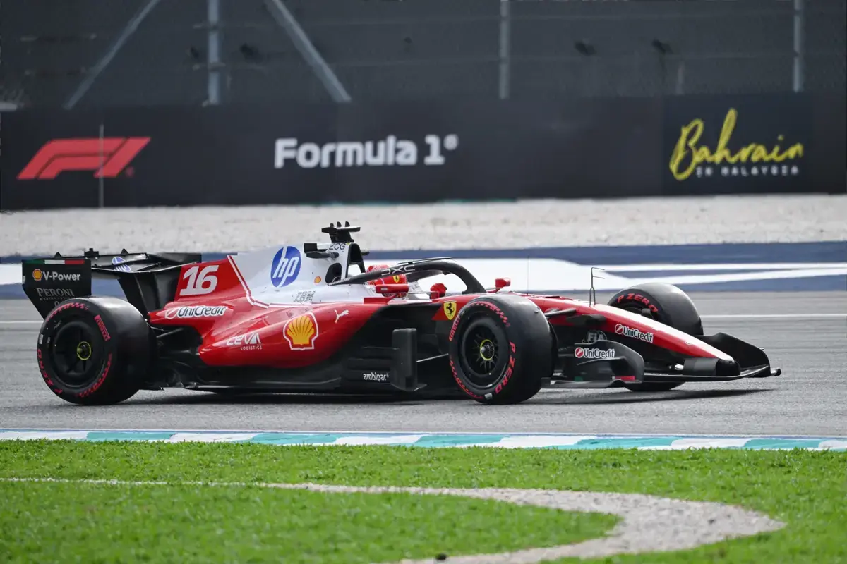 Leclerc rijdt in Singapore in het zwart: Ferrari laat het rood thuis