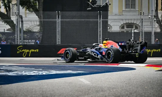 Uitslag sprintkwalificatie GP Singapore 2026: Verstappen voor Russell en Leclerc, onderzoek volgt nog