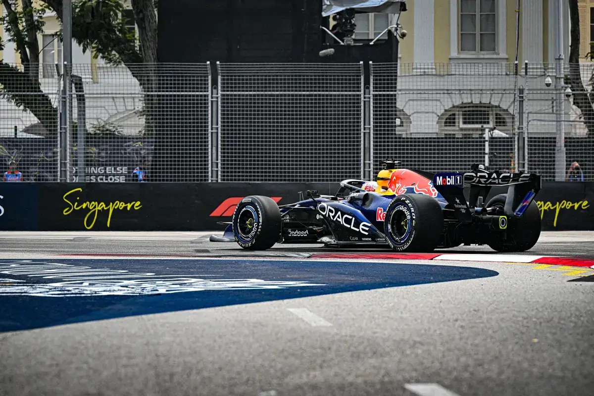 Uitslag sprintkwalificatie GP Singapore 2026: Verstappen voor Russell en Leclerc, onderzoek volgt nog