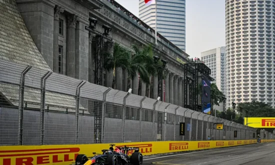 Verstappen krijgt geen straf voor inhalen onder gele vlag en houdt sprintpole in Singapore