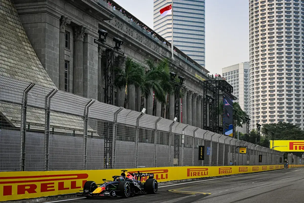 Verstappen krijgt geen straf voor inhalen onder gele vlag en houdt sprintpole in Singapore