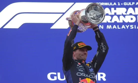 Verstappen meldt spijker in linkervoorband tijdens rode vlag
