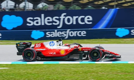 Leclerc rijdt op Sepang van laatste naar vierde na lekke band en trage pitstop