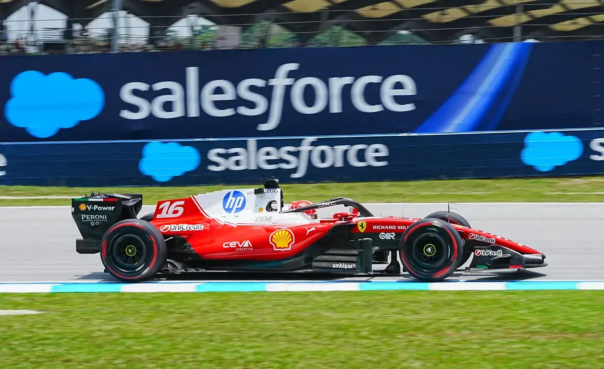 Leclerc rijdt op Sepang van laatste naar vierde na lekke band en trage pitstop